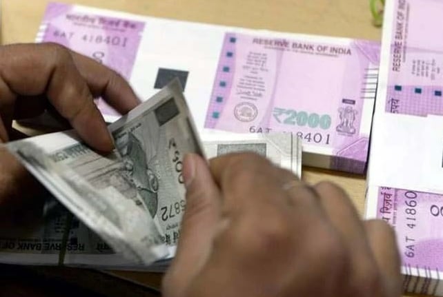 केंद्र सरकारची ही योजना ज्येष्ठ नागरिकांना एकाच वेळी गुंतवणूक केल्यानंतर दर महिन्याला खात्रीशीर उत्पन्न देते. ही योजना बाजाराशी जोडलेली नाही, त्यामुळे ही एक रिस्क फ्री योजना आहे.