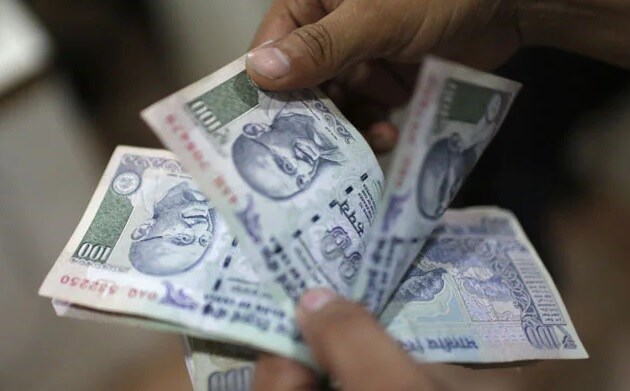 जर पती-पत्नी दोघांनी PMVVY अंतर्गत वार्षिक 15-15 लाख रुपयांची गुंतवणूक केली असेल. तर 30 लाख रुपयांवरील व्याज 2,22,000 रुपये असेल आणि प्रत्येक महिन्याला पती-पत्नी दोघांना मिळून 18500 रुपये मिळतील.