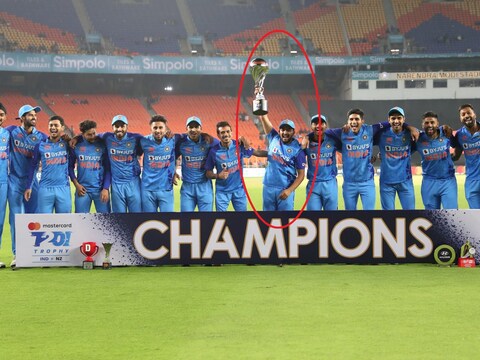 prithvi shaw with trophy
