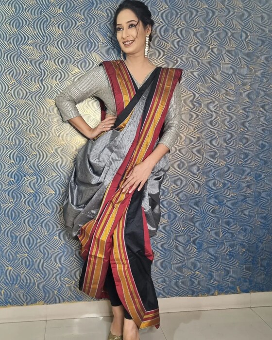  प्रिया सध्या तुझेच मी गीत गात आहे मालिकेत काम करतेय. तर तिचा नवरा म्हणजे अभिनेता शंतनू मोघे येऊ घातलेल्या रावरंभा या सिनेमात महाराजांच्या भूमिकेत दिसणार आहे.