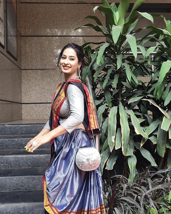  प्रियानं खणाची साडी नेसली होती. पण साडीला ट्विस्ट देत अनोखी स्टाईल कॅरी केली होती.