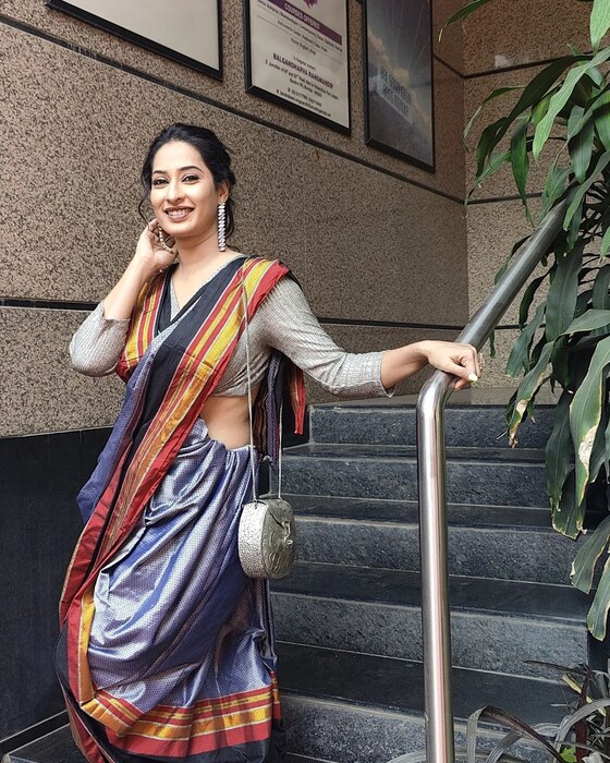  प्रियानं एका वेगळ्या स्टाइलनं साडी नेसली होती.
