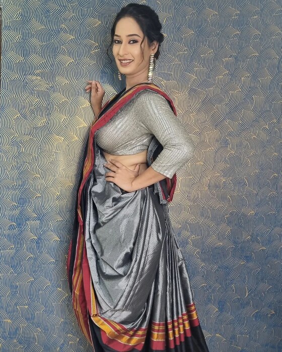  प्रियानं तिच्या या साडीतील फोटो शेअर केलेत. ज्याला तिच्या चाहत्यांची पसंती मिळाली आहे.