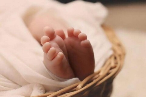 आईला धक्का देऊन तिच्या 15 दिवसापूर्वी जन्मलेल्या नवजात मुलीचे अपहरण केल्याची धक्कादायक घटना घडली होती. 