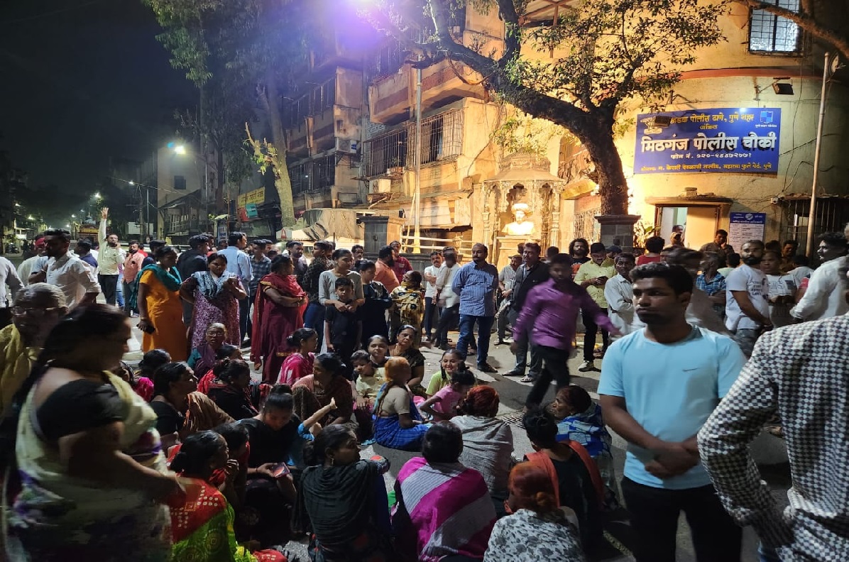 गुन्हा दाखल करण्यासाठी स्थानिकांनी रात्री उशिरापर्यंत पोलीस स्टेशन बाहेर ठिय्या धरला होता. अखेर...