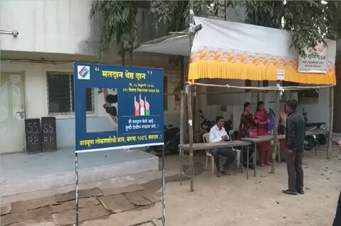 पुणे कसबा पोटनिवडणुकीत सकाळच्या सत्रात मतदानाचा टक्का एरवीपेक्षा घसरल्याचं बघायला मिळतं आहे.