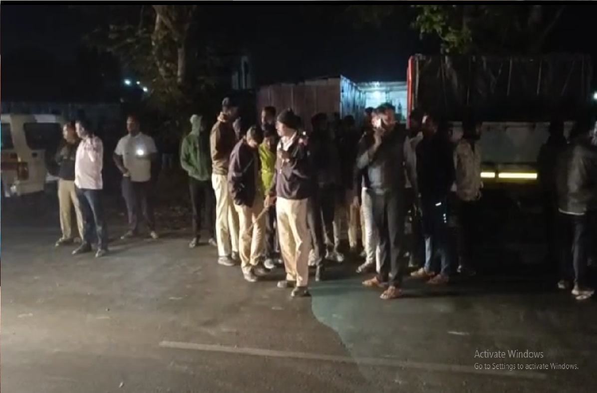 पुणे शहरातून खेड तालुक्यातील शिरोली येथील मंगल कार्यालयात स्वयंपाकासाठी रात्रीच्या सुमारास या महिला येत होत्या.