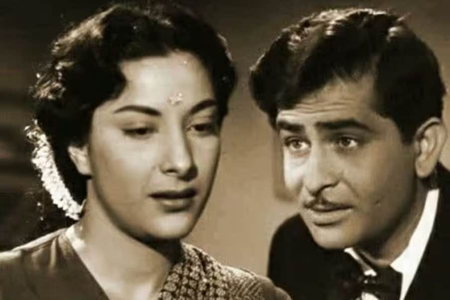 [object Object], राज कपूर आणि नर्गिस तब्बल 9 वर्ष रिलेशनमध्ये होते. पण दुर्दैवानं त्यांचं नातं फार वर्ष टिकू शकलं नाही. 9 वर्ष रिलेशनमध्ये असूनही नर्गिस आणि राज कपूर कधीच एकमेकांचे होऊ शकले नाहीत.