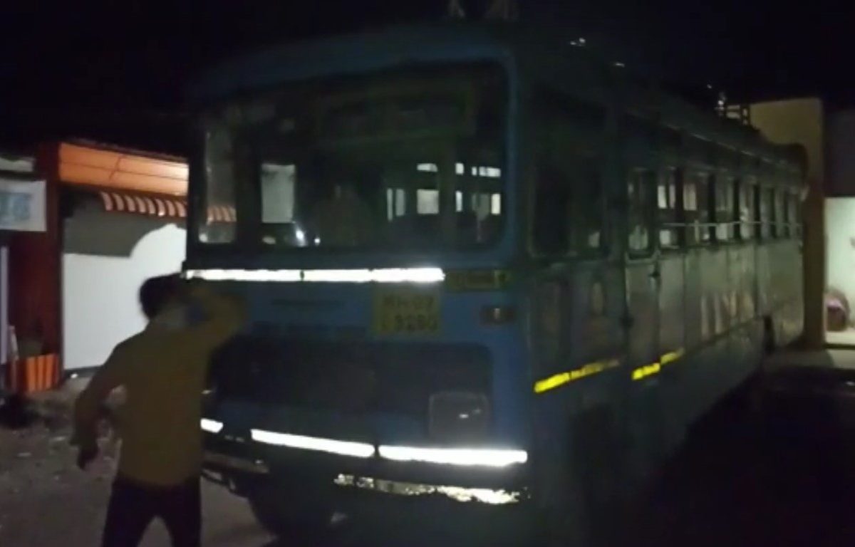 Ravikant Tupkar : स्वाभिमानीचे आंदोलन चिघळले, वाशिममध्ये बस आणि महावितरणचे कार्यालय पेटवण्याचा प्रयत्न