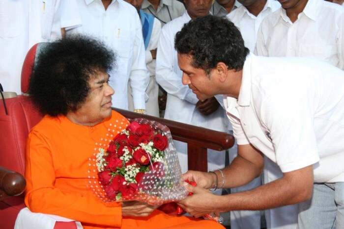 मास्टरब्लास्टर सचिन तेंडुलकर हा अनेक खेळाडूंचे दैवत आहे. सचिन श्री सत्य साई बाबा यांचा भक्त आहे. श्री सत्य साई बाबा हे हयात असताना अनेकदा सचिन त्यांच्या सत्संग कार्यक्रमांना उपस्थिती लावायचा. सचिन तेंडुलकर आणि त्याचे कुटुंबीय अनेकदा शिर्डी येथील साईबाबा मंदिरात देखील दर्शनासाठी जात असतात. 