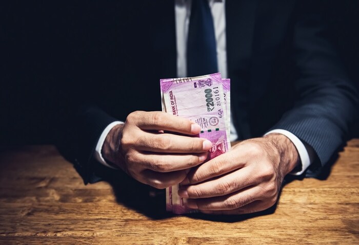  EMI, बिल किंवा मंथली सब्सक्रिप्शनच्या ऑटोमॅटिक पेमेंटसाठी जर तुम्ही जुन्या सॅलरी अकाउंटचा वापर करत असाल तर अशा प्रकारचे सर्व ट्रांझेक्शन कँसल करुन टाका. जर हे अकाउंट बद पडले आणि तुमचं पेमेंट मिस झालं तर क्रेडिट रेटिंग खराब होऊ शकते. 
