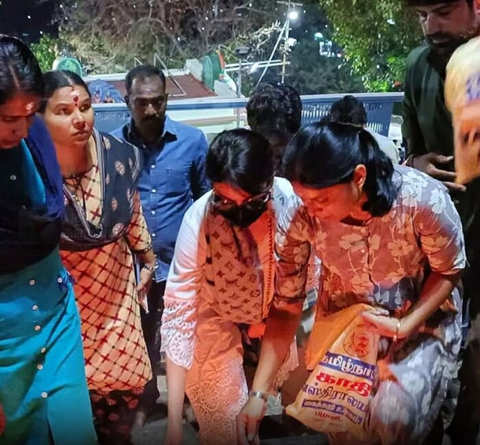  नुकतंच तिनं पलानी मंदिरात देवाचं दर्शन घेतलं. पलानी मंदिरात जाण्यासाठी 600 पायऱ्या चढाव्या लागतात.