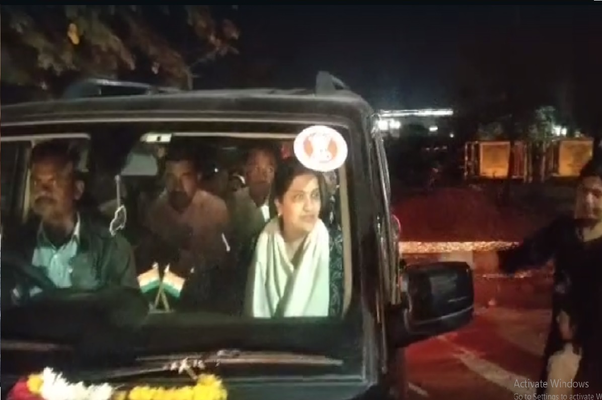 रात्री उशिरा आखाडा बाळापूर पोलीस ठाण्यात आमदार प्रज्ञा सातव यांच्या फिर्यादीवरून गुन्हा दाखल करण्यात आला