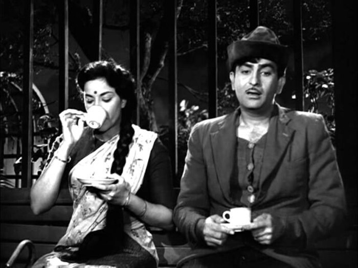  नर्गिस देखील राज कपूर यांच्यावर प्रेम करायची. तिनं राज कपूर यांच्याकडे लग्न करण्याचं वचन मागितलं होतं. त्यांनी ते दिलं ही पण कधीच लग्नाचं वचन पूर्ण केलं नाही.