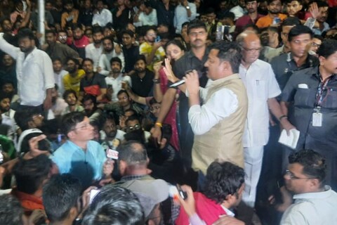 शरद पवार यांच्या मध्यस्थीने एमपीएससी विद्यार्थ्यांनी त्यांचं आंदोलन अखेर मागे घेतलं आहे. 35 तासांहून अधिक वेळ या विद्यार्थ्यांचं आंदोलन सुरू होतं. 