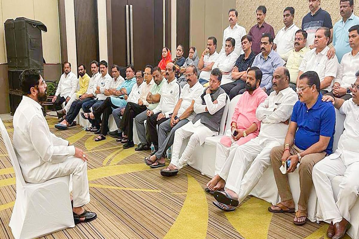 एकनाथ शिंदेंची शिवसेना नेत्यांसह बैठक