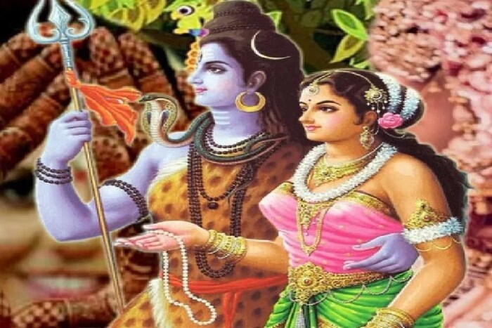 4. अशी भयंकर वरात पाहून देवी पार्वतीची आई घाबरली आणि त्यांनी आपल्या मुलीचा हात भगवान शंकराच्या हाती देण्यास नकार दिला. माता पार्वतीने परिस्थिती बिघडत असल्याचे पाहिले, म्हणून त्यांनी भगवान शंकरांना आमच्या रीतिरिवाजानुसार साध्या रुपात येण्याची विनंती केली. त्यानंतर भगवान शिवाला दिव्य जलाने स्नान घालण्यात आले, फुलांनी तयार करून माता पार्वतीच्या ठिकाणी नेण्यात आले. त्यानंतरच त्यांचा विवाह पार पडला.