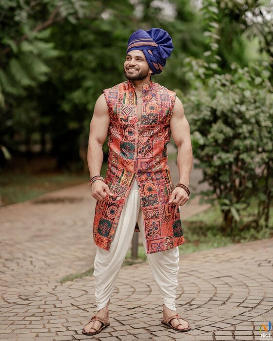  शिव पुढे म्हणाला, "दीपिकाकडे पाहून असं वाटतं की जर तुम्हाला अभिनेत्री व्हायचं आहे तर दीपिका सारखी व्हा. मी तिला एका कार्यक्रमात भेटलो होतो. तिचा ऑराचं वेगळा आहे".