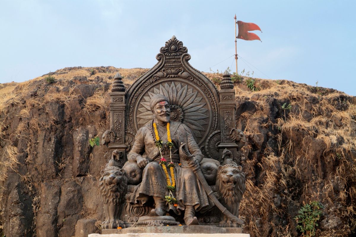 छत्रपती शिवाजी महाराजांची 393 वी जयंती राजधानीत जल्लोषात साजरी करण्यात आली. बाल शिवाजीच्या जन्मोत्सवी पाळण्याने, ढोल-ताशांच्या गजराने आणि ‘जय भवानी, जय शिवाजी’ च्या उत्स्फुर्त घोषणांनी महाराष्ट्र सदन दुमदुमले.