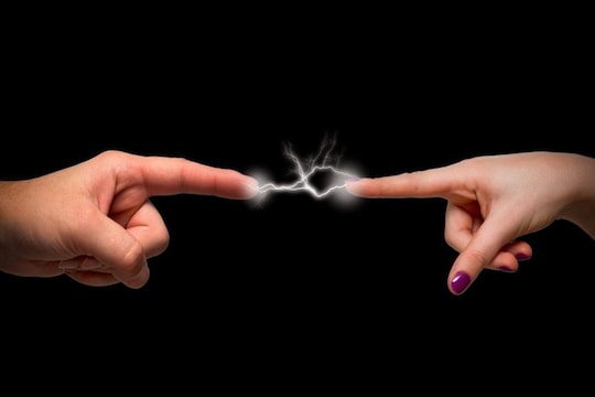 अचानक कोणी स्पर्श केल्यास करंट का जाणवतो? जाणून घ्या कारण