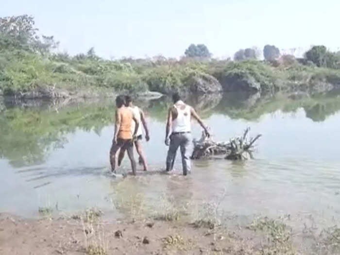 आईच्या नावावर असलेली शेतजमीन नावावर करुन देण्यासाठी सख्ख्या भावाशी झालेल्या वादात पुतणीला नदीत फेकून हत्या केल्याचा काकावर आरोप करण्यात आला आहे.