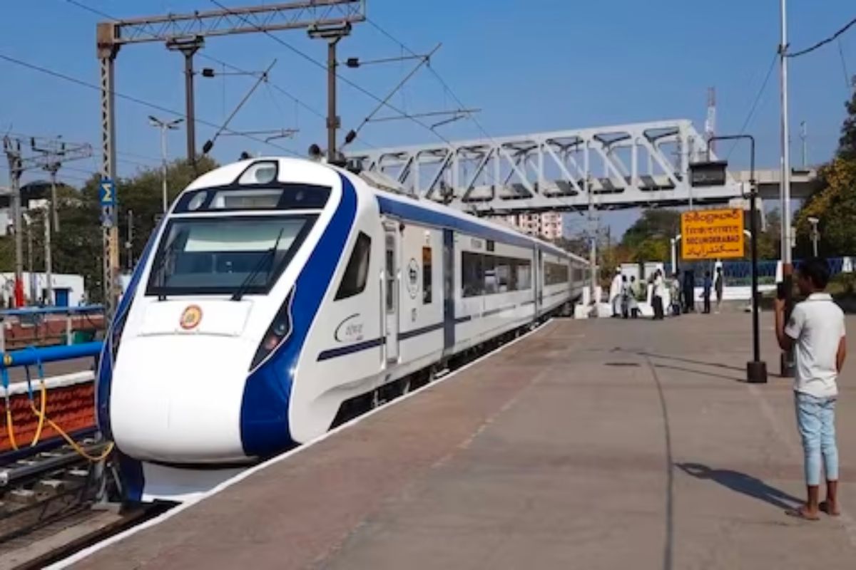 Vande Bharat Express Train : इतर रेल्वेच्या तुलनेत 'वंदे भारत' चा वेग जास्त का असतो?