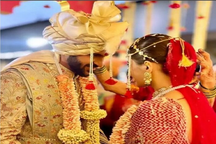 शार्दुलने त्याचे लग्नाचे फोटो सोशल मीडियावर शेअर करत आपल्या लग्नाची घोषणा केली. तसेच जोडीदार म्हणून नेहमी चांगलया वाईट काळात एकमेकांना साथ देऊ असे सुंदर कॅप्शन या फोटोना दिले आहे. 