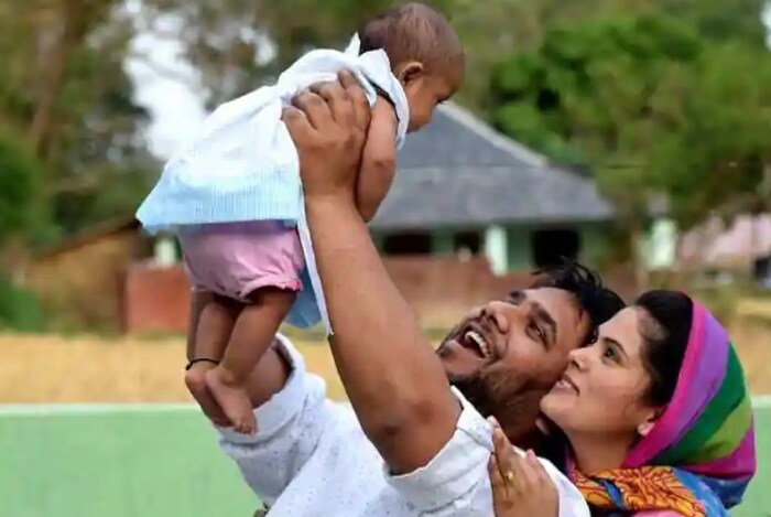 तुम्ही 2 वर्षाच्या मुलीसाठी सुकन्या समृद्धी योजना खाते उघडले आणि या योजनेत दरमहा सुमारे 4100 रुपये आणि एका वर्षात 50 हजार रुपये जमा केले. तर 14 वर्षांत एकूण 7 लाख रुपये जमा होतील. 21 व्या वर्षी खाते पूर्ण झाल्यावर, तुमच्या मुलीला एकूण 23,41,073 रुपये मिळतील. म्हणजे या योजनेत 16 लाखांपेक्षा जास्त व्याज मिळणार आहे. हे कॅल्क्युलेशन सध्याच्या 7.6 टक्के व्याजदरावर आधारित आहे.