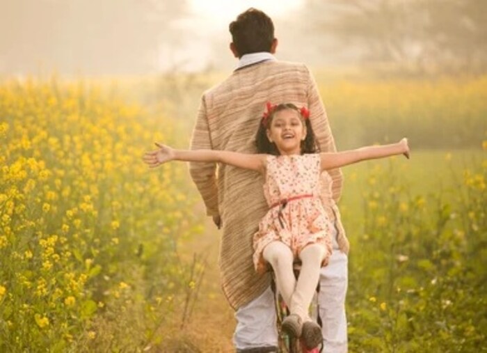 सुकन्या समृद्धी योजनेत दरमहा पैसे जमा करण्याची सक्ती नाही. तुम्ही आर्थिक वर्षात एकरकमी रक्कमही जमा करू शकता. या योजनेअंतर्गत पोस्ट ऑफिस किंवा कोणतेही बँक खाते उघडता येते.