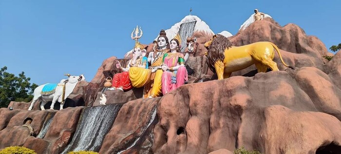 नागपूर -अमरावती महामार्गावर सुराबर्डी इथं शंकर-पार्वती आणि गणपतीची भव्य मूर्ती असलेलं मंदिरही प्रेक्षणीय ठिकाण आहे. 