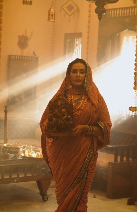  नऊवारी साडी, डोक्यावर पदर, मराठमोळा साज आणि उरात महाराजांविषयी अभिमान. तेजस्विनीच्या या नव्या लुकला चाहत्यांची पसंती मिळतेय.