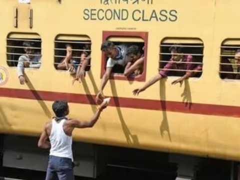 रेल्वे स्टेशनवर घेतलेल्या वस्तूवर MRP पेक्षा जास्त पैसे घेतात? मग कुठे करायची तक्रार पाहा