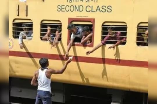 रेल्वे स्टेशनवर घेतलेल्या वस्तूवर MRP पेक्षा जास्त पैसे घेतात? मग कुठे करायची तक्रार पाहा