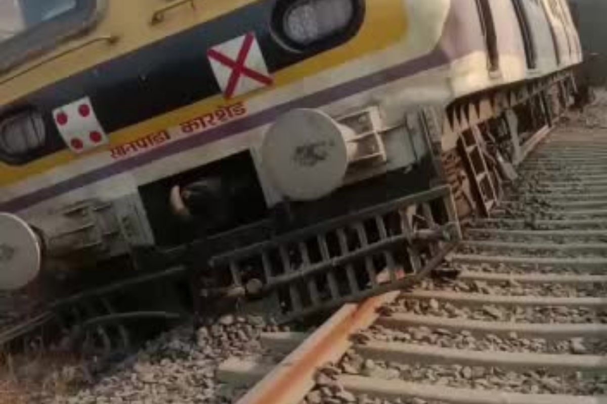 नेरुळ - उरण रेल्वे मार्गावर रुळांवरून घसरली ट्रेन