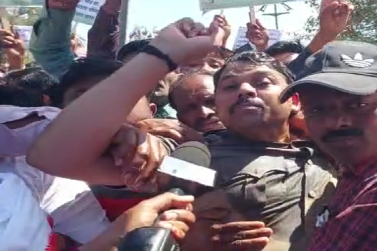 पोलिसांनी वेळीच त्यांना ताब्यात घेतलं त्यामुळे पुढील अनर्थ टळला आहे.