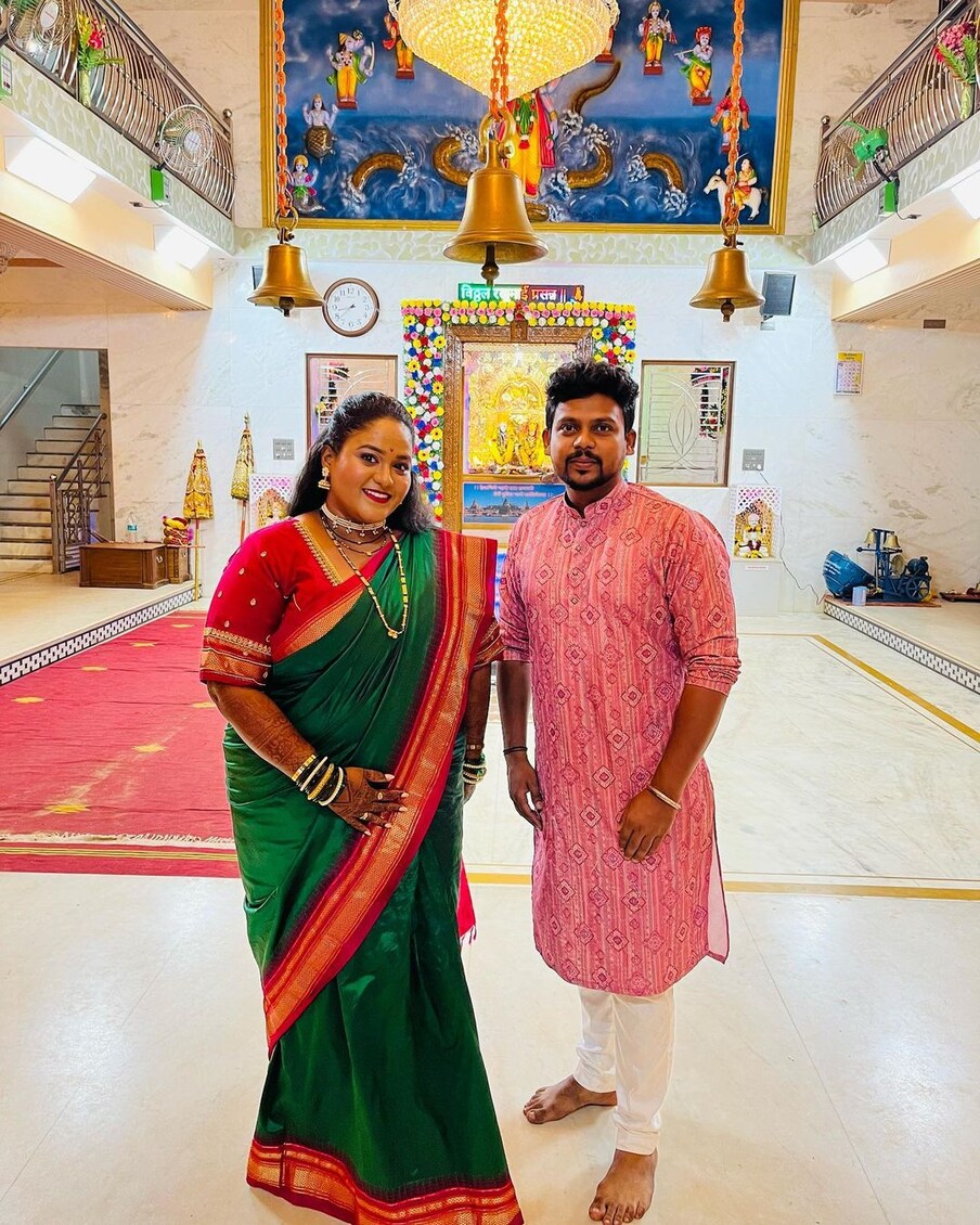 [object Object], नवऱ्याबरोबर देवदर्शनाला गेलेल्या वनिताच्या गळ्यात पहिल्यांदा 3 ठसठशीत मंगळसूत्र दिसून आली.
