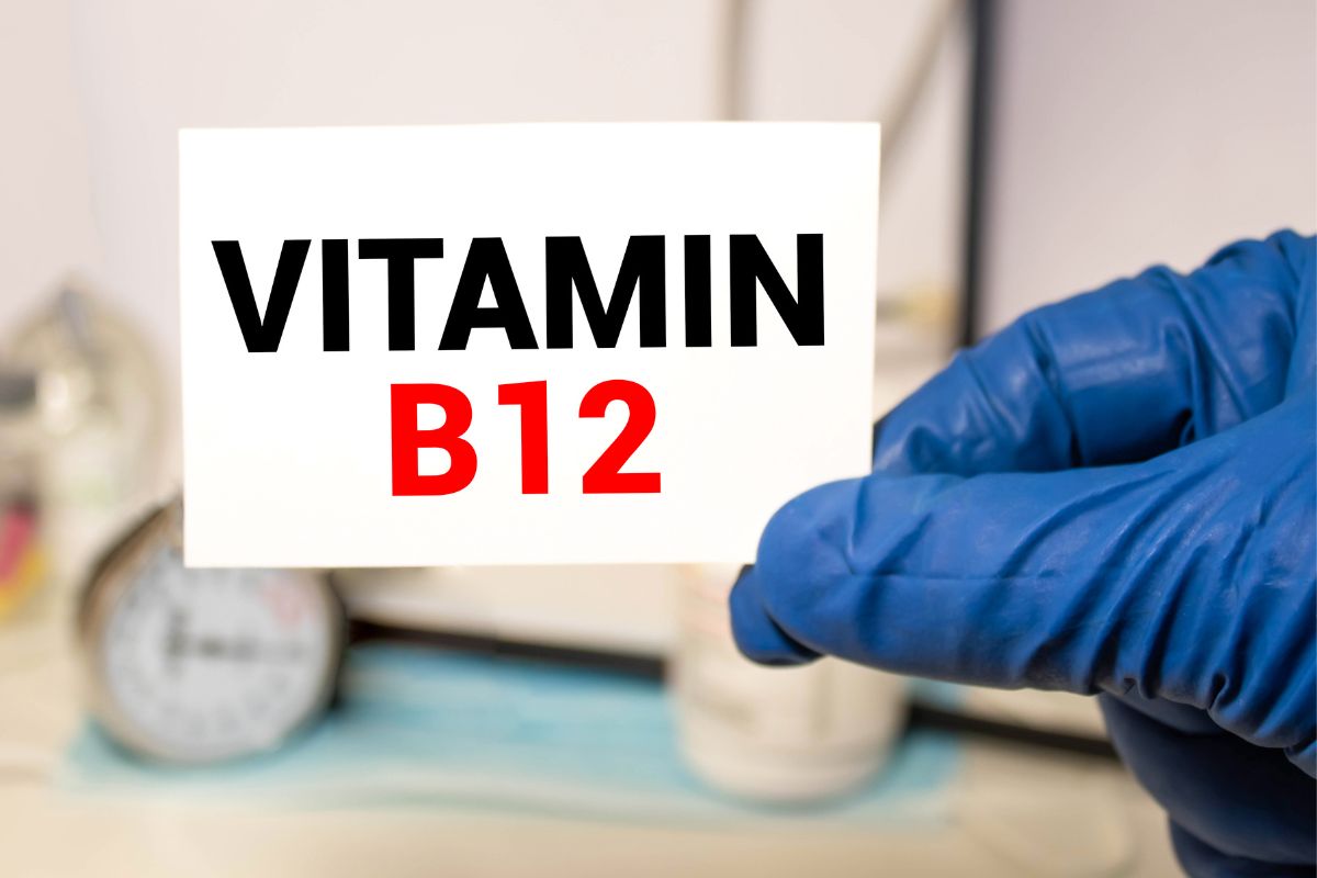 व्हिटॅमिन बी 12 ची कमतरता असल्यास दिसतात 'ही' लक्षणं, वेळीच ओळखा ही धोक्याची घंटा