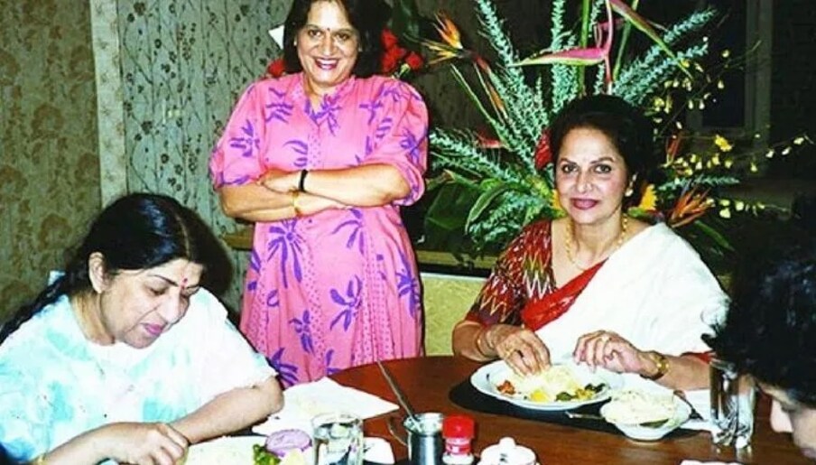 [object Object], 'आम्ही कार्यक्रमासाठी ढाक्याला गेलो तेव्हा तिथं लष्कराच्या क्वार्टर्समध्ये आमची राहण्याची सोय करण्यात आली होती. आमच्यासोबत सुनील दत्त, नर्गिस, माला सिन्हा यांच्यसह लताजी आणि मधुमतीही तिथे होत्या'.