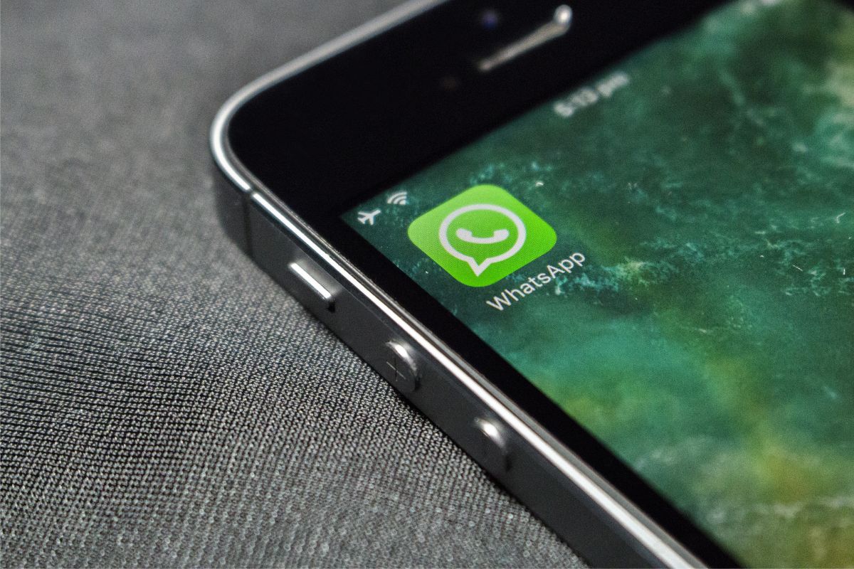 बाईकवर, गर्दीच्या ठिकाणी वापरता येत नाही WhatsApp? टाईप न करता असा पाठवा मेसेज!