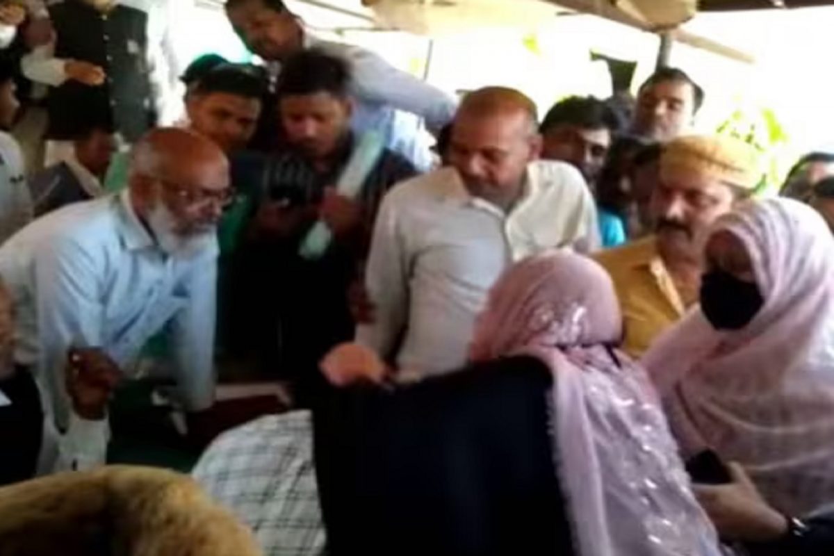 पत्नींनी केली पतीची धुलाई