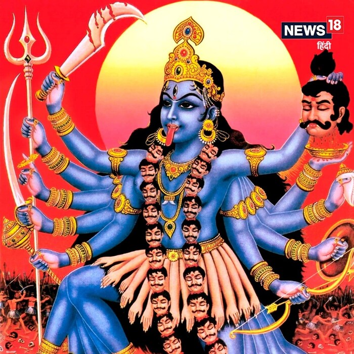 पण फार कमी लोकांना माहिती असेल की, शनीच्या अशुभ प्रभावापासून मुक्त होण्याचा सर्वोत्तम मार्ग म्हणजे या दिवशी देवी कालीची पूजा करणे. याचे कारण म्हणजे शनीवर राज्य करणारी देवी काली मानली गेली आहे. त्यांच्या उपासनेमुळे साडेसातीपासून ते ढय्यापर्यंत शनिदेवाच्या दशेचा प्रभाव कमी होतो.