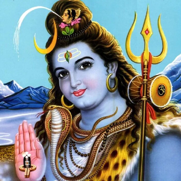 माँ कालीच्या उपासनेसाठी काळ्या कपड्यात स्नान करून देवी कालीची पूजा करावी. त्याचबरोबर देवी कालीची पूजा केल्यानंतर भगवान शिवाचीही पूजा करावी, कारण भगवान शिव हे शनिदेवाचेही गुरू आहेत आणि त्यांची पूजा केल्याने शनिदेवही प्रसन्न होतात.