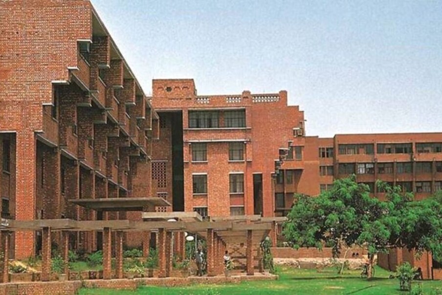 जवाहरलाल नेहरू यूनिवर्सिटी (Jawaharlal Nehru University) देशातल्या सर्वात चांगल्या युनिवर्सिटीपैकी दिल्लीतील जवाहरलाल नेहरू यूनिवर्सिटी ही पहिल्या क्रमांकावर आहे. ही युनिवर्सिटी 1969 मध्ये सुरु झाली. सन 2017 मध्ये या विद्यापीठाला राष्ट्रपतींच्या हस्ते देशातील सर्वोत्कृष्ट विद्यापीठाचा पुरस्कारही मिळाला होता. हे विद्यापीठ केंद्र सरकारच्या अखत्यारीत येते. असे अनेक कोर्सेस येथे चालवले जातात, ज्याद्वारे तुम्ही चांगली नोकरी मिळवू शकता. याशिवाय परदेशी विद्यार्थीही येथे शिकण्यासाठी येतात.