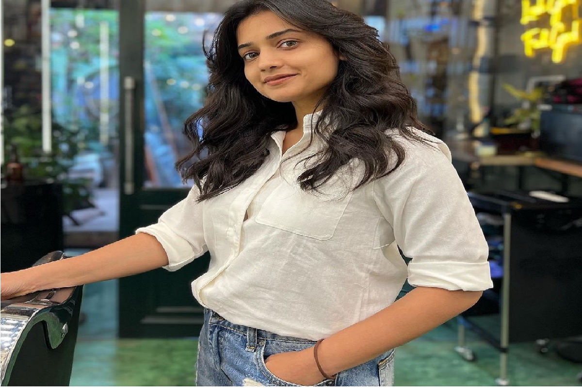 काय म्हणात ह्रता दुर्गुळेचे केस पांढरे झालेत? अभिनेत्रीचा नवीन हेअरकट पाहून चाहत्याची भन्नाट कमेंट