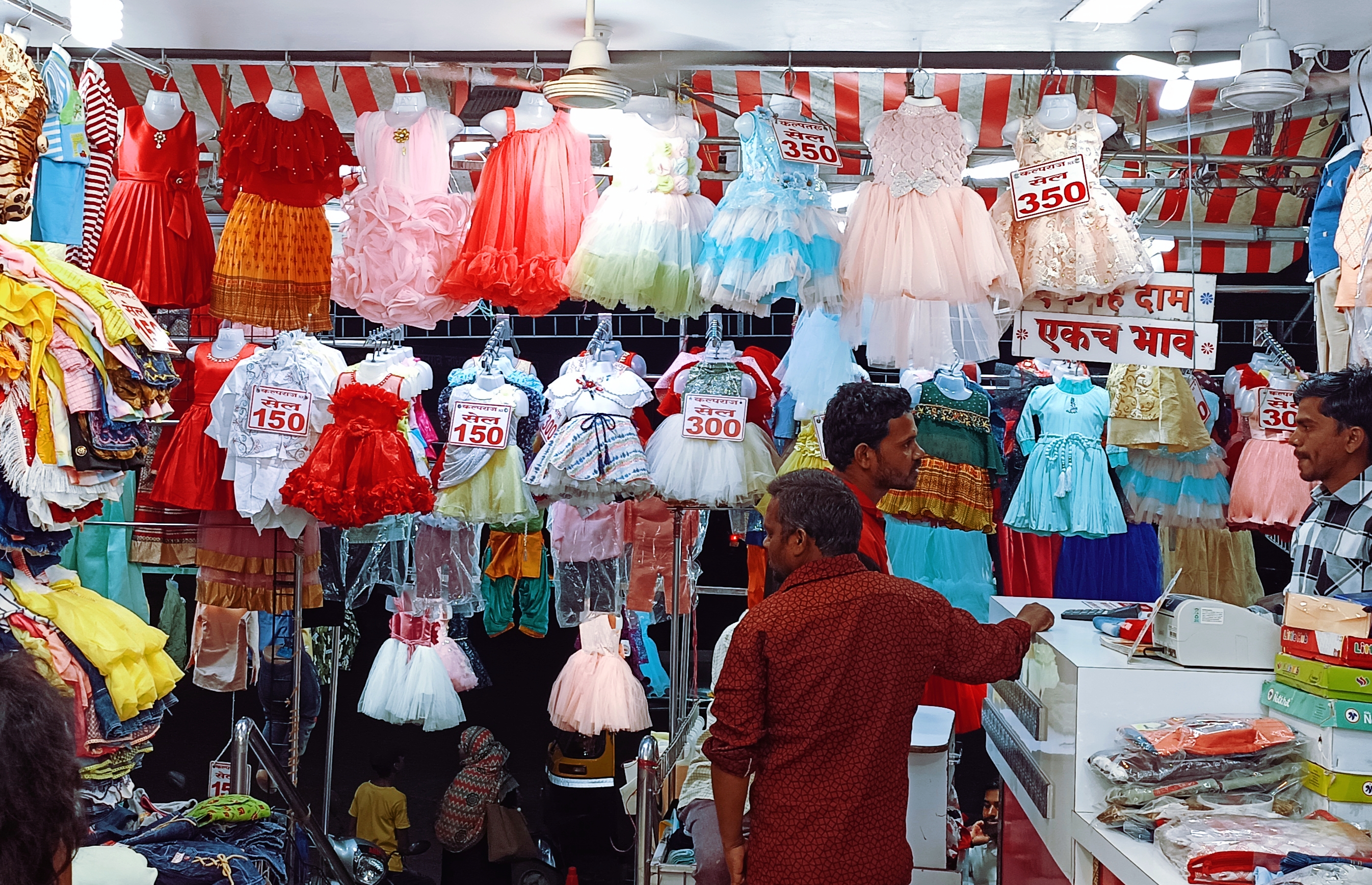  <a href="https://lokmat.news18.com/maharashtra/nashik/">नाशिक शहरातील</a> शालिमार बाजारपेठ ही कपड्यांसाठी प्रसिद्ध बाजारपेठ आहे. या ठिकाणी अनेक नागरिक कपडे खरेदी करण्यासाठी येत असतात.