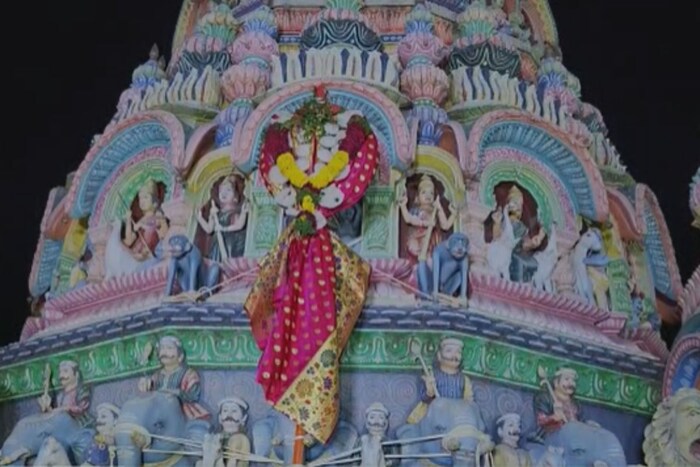 गुढीपाडव्यानिमित्त महाराष्ट्राची कुलस्वामिनी आई तुळजाभवानी मातेच्या मंदिराची आकर्षक सजावट करण्यात आली आहे. 