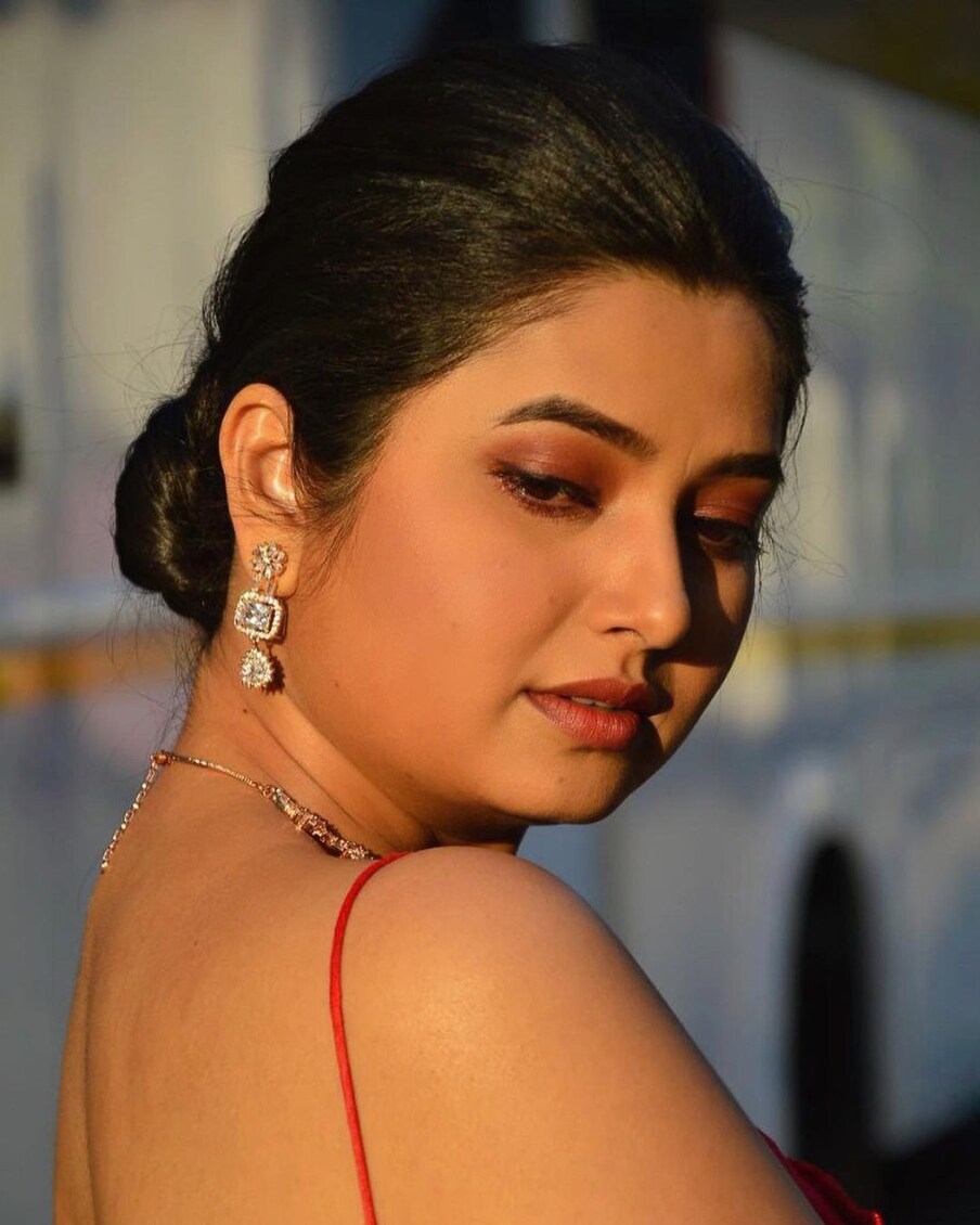 प्राजक्ताचे हे सुंदर रूप पाहून चाहते मात्र सैराट झाले आहेत. एकापेक्षा एक कमेंट करत चाहते प्राजक्ताच्या सुंदरतेचे कौतुक करत आहेत. 