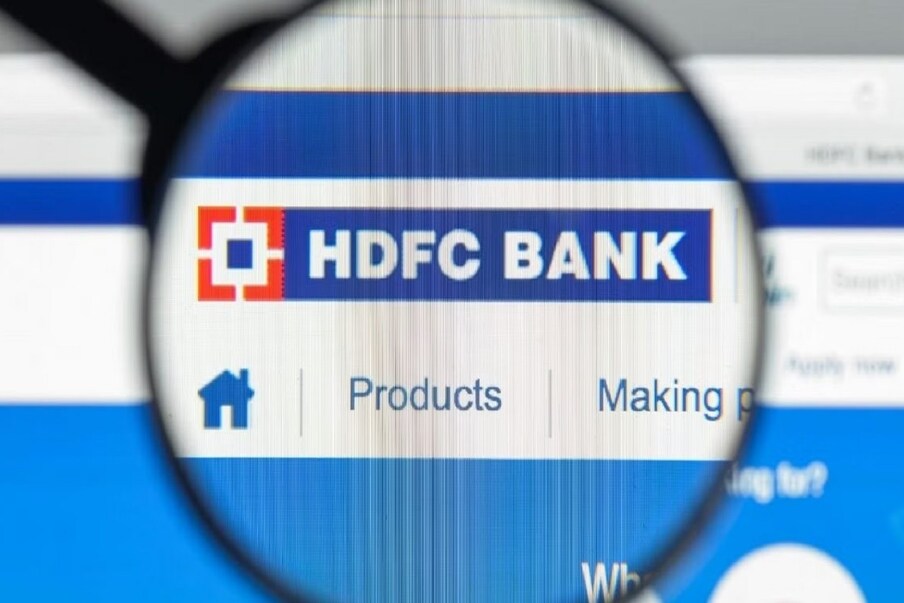 डिजिटल अर्थव्यवस्था आणि बँकिंगचे बदलते स्वरूप यामुळे लोकांना फायदा झालाय. मात्र फसवणूक करण्याचे प्रमाणही वाढले आहे. लोक ऑनलाइन ट्रांझेक्शन जास्त करू लागल्याने फसवणुकीच्या पद्धतीही ऑनलाइन झाल्या आहेत. कधी कार्ड ब्लॉक करण्याच्या नावाखाली तर कधी लॉटरी जिंकण्याच्या नावाखाली सामान्य लोकांच्या कष्टाची कमाई गायब केली जाते. खासगी क्षेत्रातील सर्वात मोठी बँक असलेल्या एचडीएफसी बँकेने आपल्या ग्राहकांना फसवणुकीच्या अशा नवीन पद्धतीबाबत सावध केले आहे.