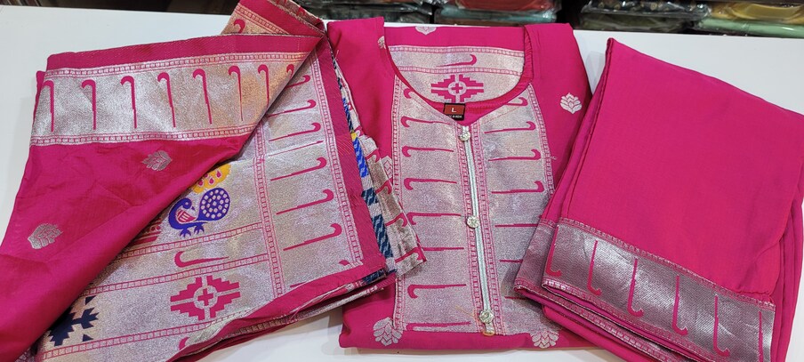 ढणी, पायजमा, कुर्ती असा थ्री पीस सेट असतो. ओढणीवर सुंदर मुनिया किंवा पोपट, मोर, फुलं,पान अशी वेगवेगळी नक्षी जरीने केलेली असते. त्याचपद्धतीची नक्षी पायजमावर असते.