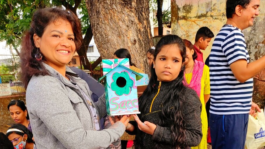 टाकाऊ साहित्यापासून चिमण्यांची कृत्रिम घरटी बनवली जातात, यांच्या माध्यमातून गरीब सुतारांना, महिला बचत गट यांना रोजगार उपलब्ध करून दिला जातो.